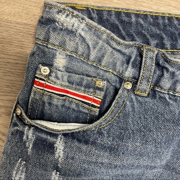 Denim Co. Distressed Ripped Light-wash Relaxed Fit Jeans 2 - Picture 3 of 6